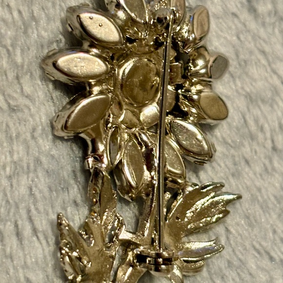 Unsigned Vintage Silver tone flower Brooch with Rhinestones - Picture 15 of 16